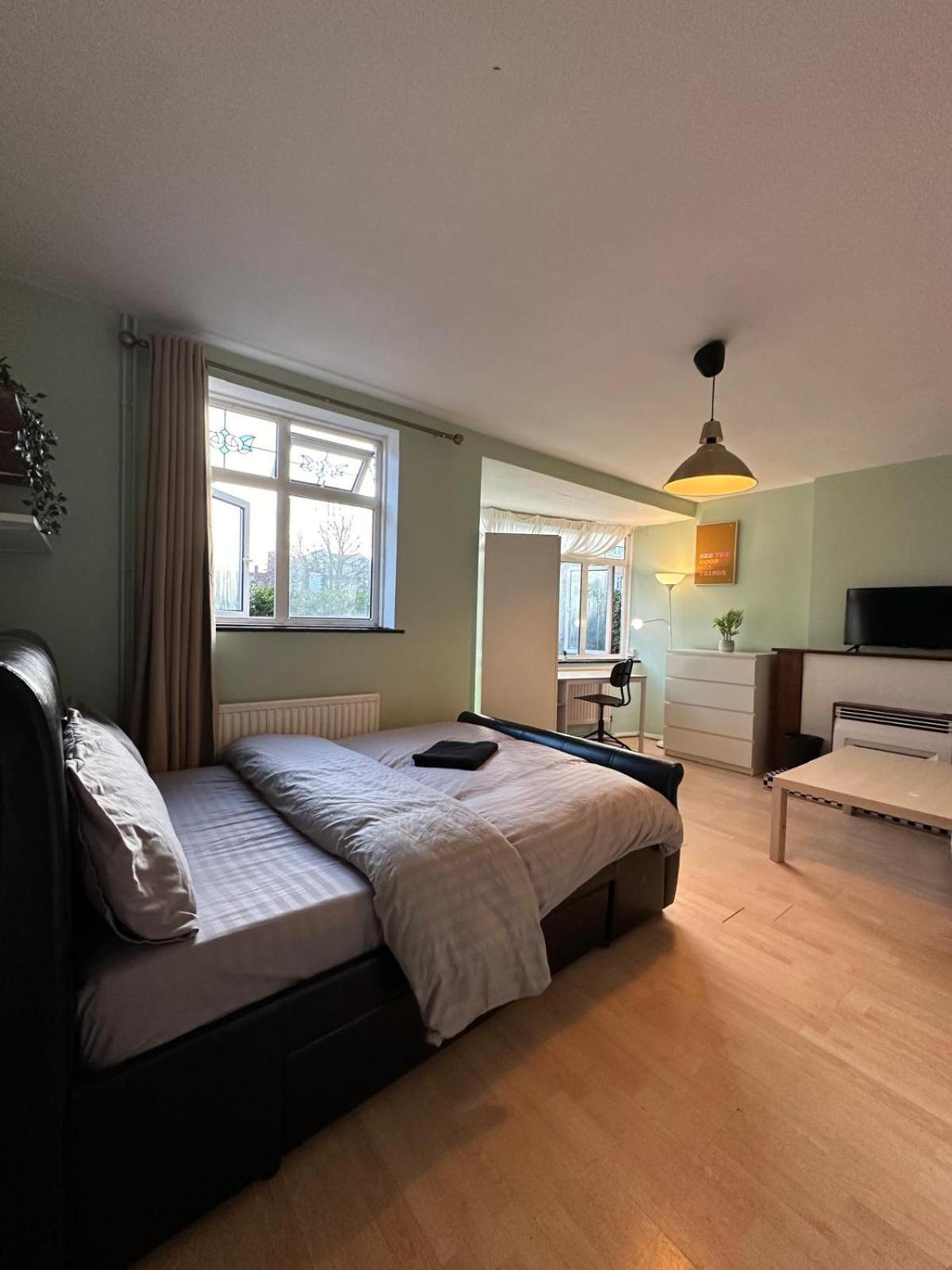 Отель Whitechapel Lindley House R2 Лондон Экстерьер фото